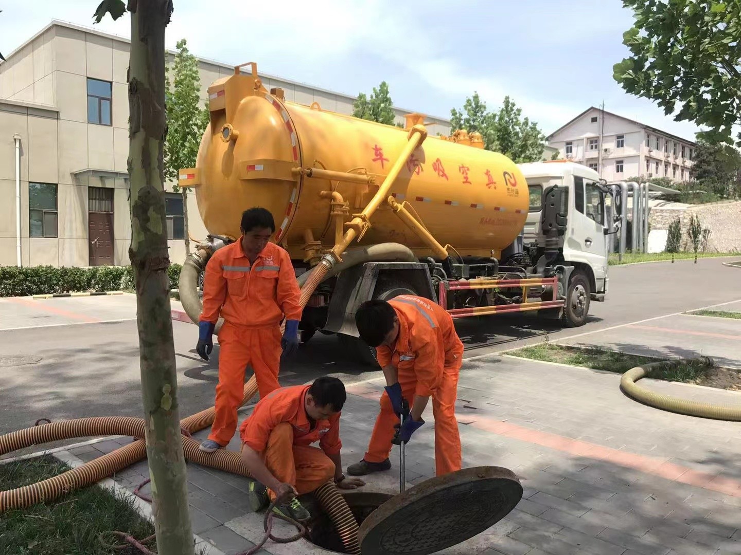 瑞金管道疏通车停在窨井附近