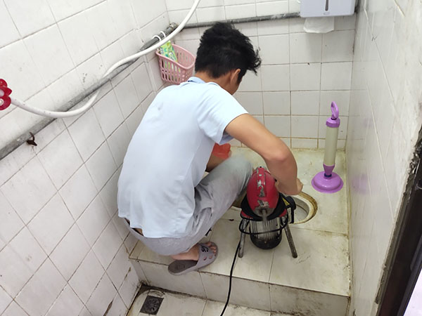 瑞金管道堵塞冒臭气 专业师傅现场解决问题