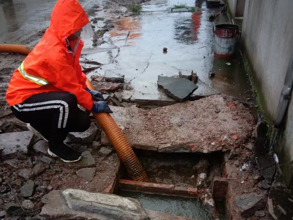 瑞金专业清理污水池 炜誉市政以规范流程守护城市 “肠道”