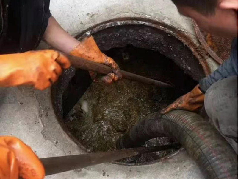 瑞金清理化粪池时如何避免沼气的危害？